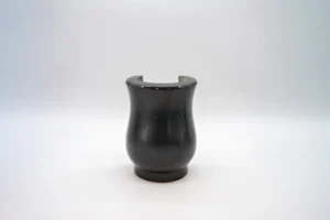 Búcaro cilíndrico de granito negro para lápida de cementerio en Paiporta, Valencia.