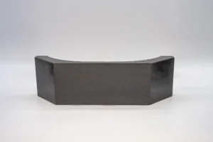 Jardinera rectangular con chaflan de granito negro para lápida en Valencia, disponible en varios colores y materiales.