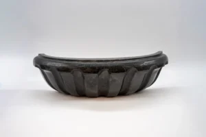 Jardinera de concha de granito negro para lápida en Valencia, disponible en varios colores y materiales.
